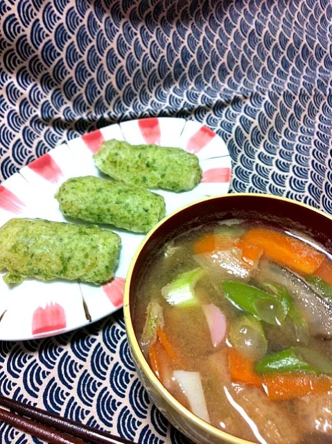 Snapdishの料理写真:味噌汁＆ちくわの磯辺揚げ A miso soup n' ...what?(I don't know how do u say them...)|yoshiee mizutaniさん