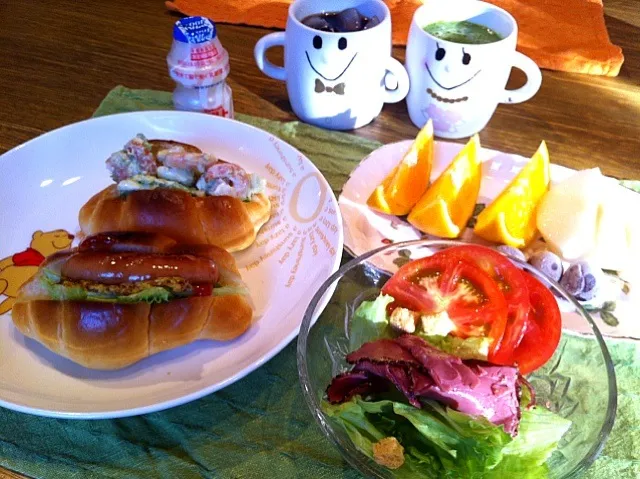 欲張りロール  サラダ  オレンジ  梨  ぶどう  アイスコーヒー  ヤクルト|高田恵子さん