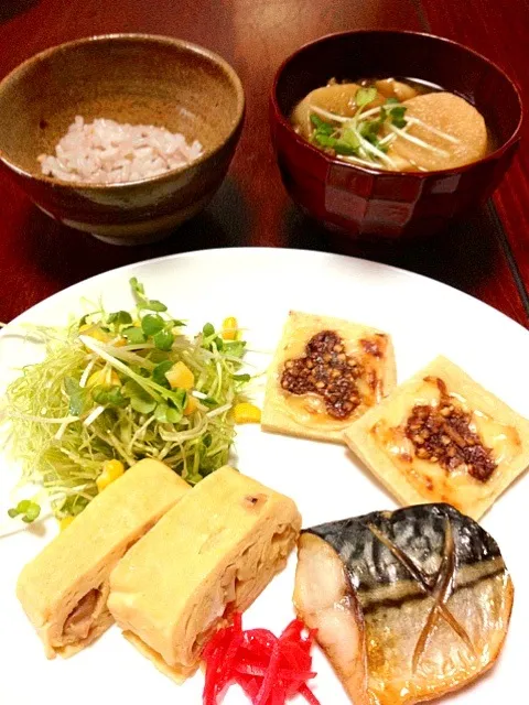 Snapdishの料理写真:塩鯖・出汁巻玉子（イカの煮物入り）・揚げの味噌チーズ焼き・生野菜・お味噌汁（お麩と茸）|かっぴーさん