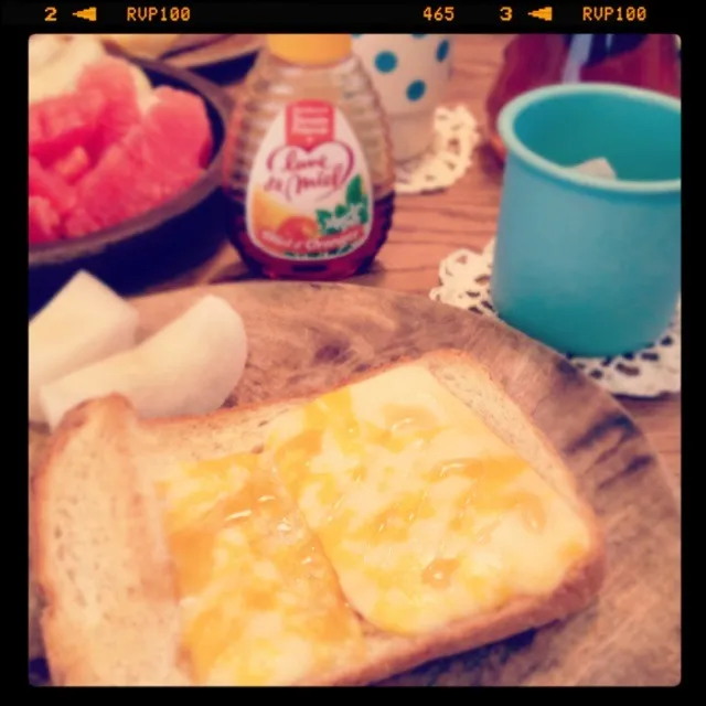 Homemade whole wheat toast w/honey & cheese.|maimaiさん