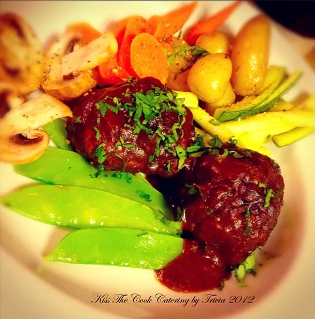 This is my Mozzarella Stuffed Meatballs with a Red Wine Sauce, dressed with a Melody of Buttery Vegetables❤|Taste-New Americanさん