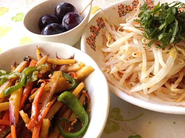 糖質制限食のお昼ご飯     さつまいもと人参とピーマンのエスニックきんぴら    もやしの簡単梅肉和え   志野さん伝授のむき葡萄（^人^）|mari miyabeさん