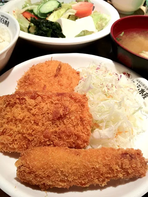 いかカツ、つくねメンチ串＆かにクリームコロッケに、野菜サラダ＠さくら水産 #昼ごはん #昼飯|Takashi H.さん