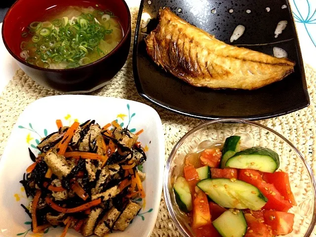 あじのひと塩干し🍴ひじきの煮物🍴トマトときゅうりの麺つゆごまドレッシング|かかさんさん