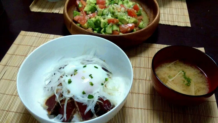 Snapdishの料理写真:9/4夜ごはん＊かつおたたきの漬け丼、アボカドトマト胡瓜の塩麹サラダ、味噌汁♡今日は仕事疲れで手抜きごはん(｡･ε･`｡)|まゆみさん