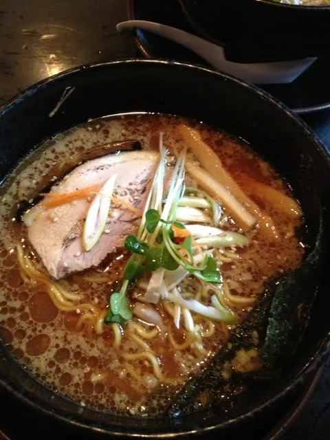 黒醤油こってりラーメン|カレーまんさん