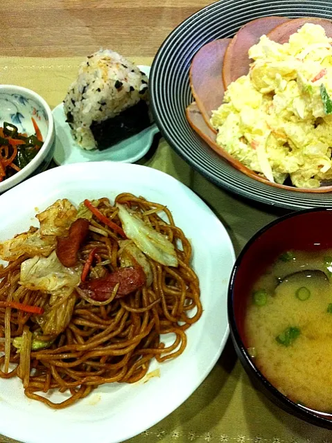 焼きそば・ポテサラ・ピーマン人参キンピラ・しじみ味噌汁・おにぎり|まーままさん