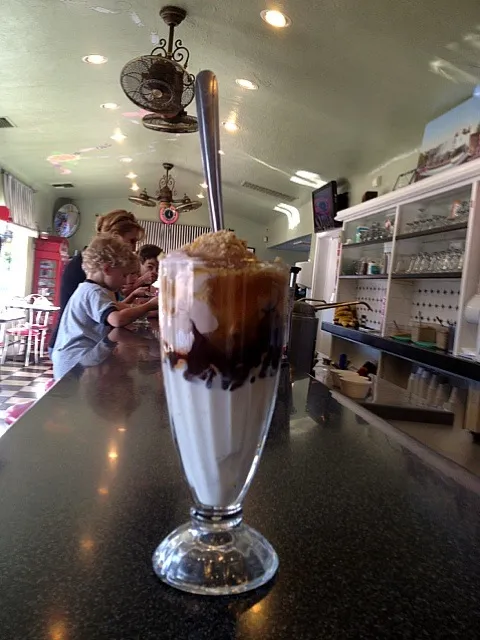 Snapdishの料理写真:black and tan at dewars soda fountain|lee ramsayさん