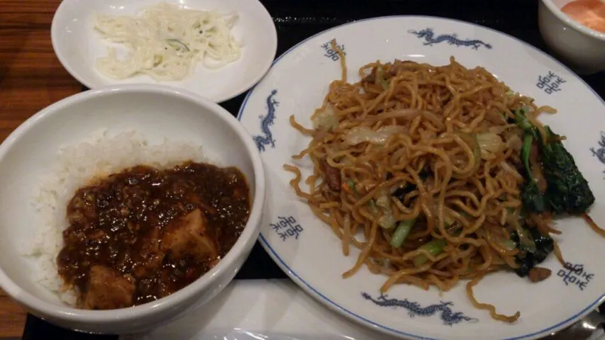 チャーシュー入り焼きそばと麻婆丼のセット。暖かいランチは嬉しい。|SATOSHI OOCHIさん