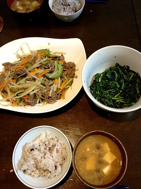 味付き牛肉と野菜の炒め物  モロヘイヤの梅ゴマ和え  豆腐とナメコのみぞれ汁|やなさんさん