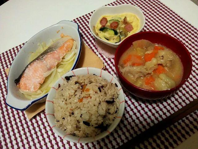 ひじきご飯♡団子とん汁♡酒のホイル包み焼き♡キッシュの残り|腹ペコちゃん♡：)さん