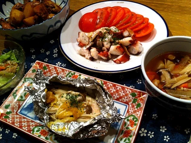 鮭とキノコのホイル蒸し  鶏と里芋のさっぱり煮  タコのガーリック炒め  トマト  サラダ  けんちん汁|高田恵子さん