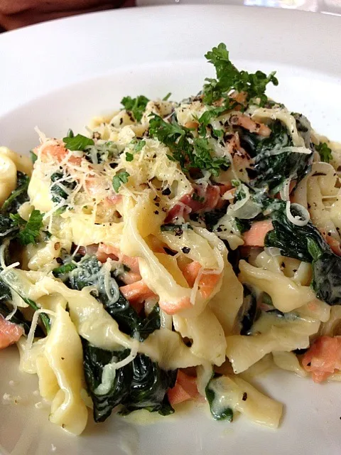 Fettucine salmon spinach|sasithorn sinhaseniさん