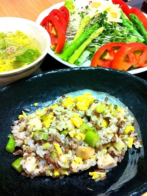 アスパラと挽肉のチャーハン🍴サラダ🍴白菜スープ|サクラさん