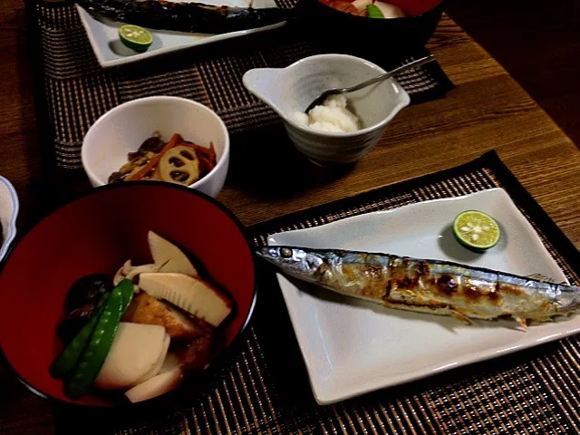 秋刀魚の塩焼き 蒲鉾と茸の炊き合わせ 蓮根と突き蒟蒻のキンピラ|あゆみさん