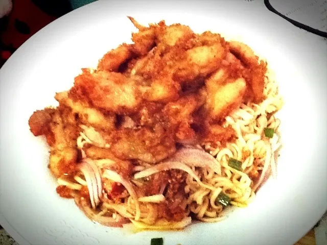 Spicy Yumyum Noodle Salad topped over with Fried Pepper Chicken|Little Tomatoさん