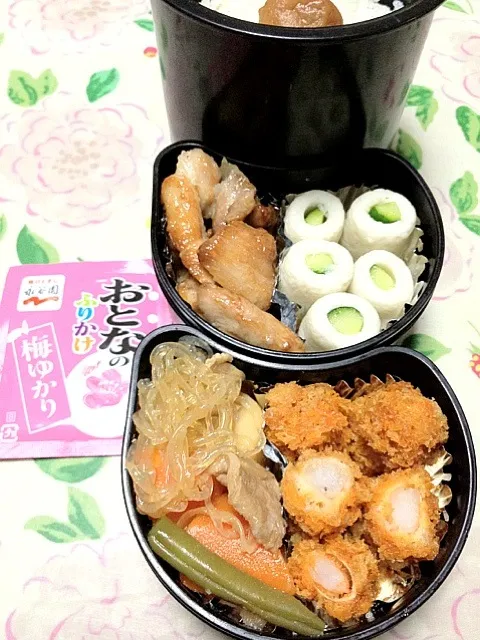 高３男子の本日のお弁当。私の担当は、竹輪に胡瓜を突っ込んだだけ。(^_^;)  #お弁当 #弁当|Takashi H.さん