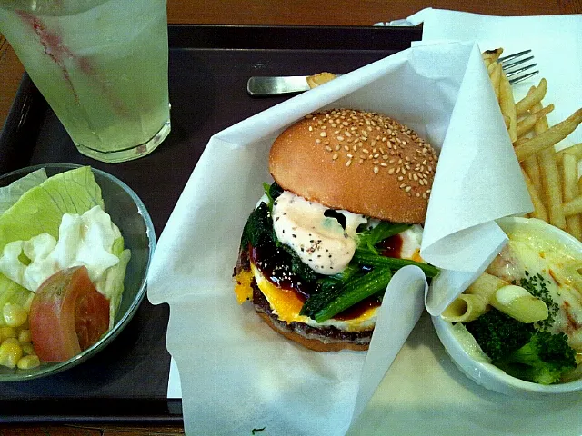 焦がし醤油風味エッグバーガープレート|でんこさん