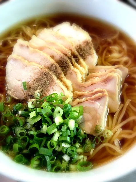 Snapdishの料理写真:醤油ラーメンの蒸し鳥乗せ|炊かれたいオトコ おこん 小栁津さん