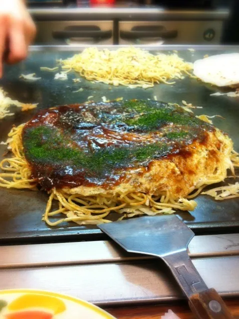 Okonomiyaki at Hiroshima|Glen Podionoさん