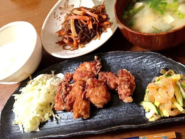 鶏の唐揚げ,卵と胡瓜・中華くらげ和え,蒟蒻きんぴら,付け合わせ野菜,味噌汁,白米|おまみさんさん