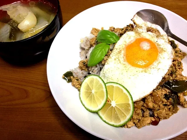 Snapdishの料理写真:ガパオごはん、にんにくスープ|tomomiさん