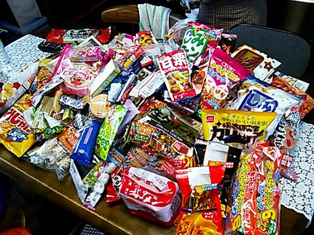 今日お菓子の展示会に行って来ました…これ全部お土産♪テーブルの上占領してるぜ～凄いだろ～(*^^*)|katumi  ueharaさん