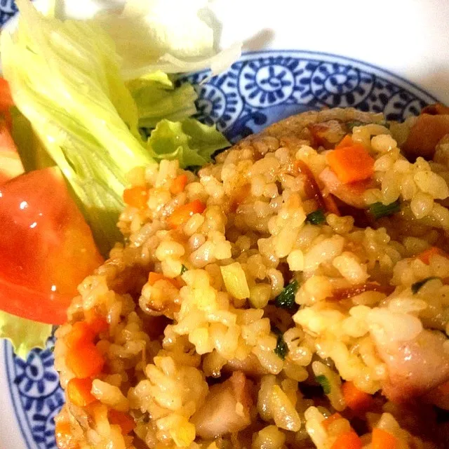 Snapdishの料理写真:昨日のお昼ごはん：残り野菜のカレー炒飯(￣^￣)ゞセロリも癖なく食べられました。調味料はカレー粉＋醤油＋ソース＋塩胡椒。ベーコン、人参、セロリ、フライドオニオン、九条ネギ。|piyokoさん