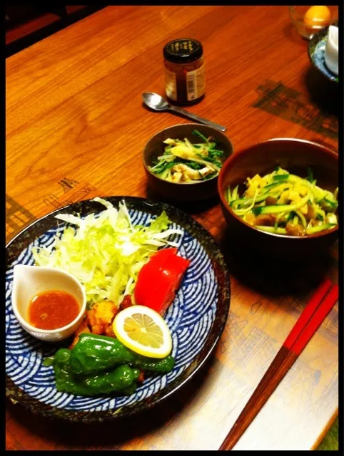 塩麹からあげ、ピーマン素揚げ、きゅうりとメンマとザーサイがけこんにゃく麺、水菜と揚げおひたし|二宮みさきさん