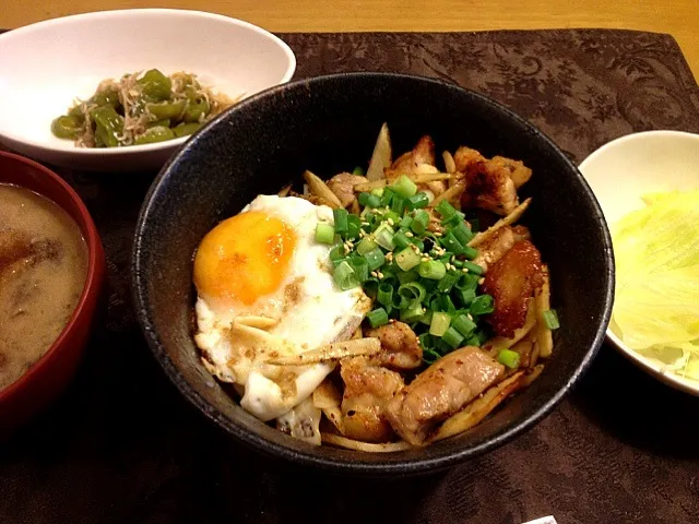 鶏ゴボウ丼☆ fried burdock roots and chicken on rice|akkiiraさん