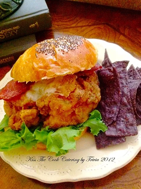 Crispy Chicken Sandwich with melted-shredded American Cheese served with Blue Corn Chips❤|Taste-New Americanさん