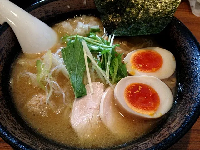 濃厚鶏骨醤油そば 味玉入り|nakasyさん