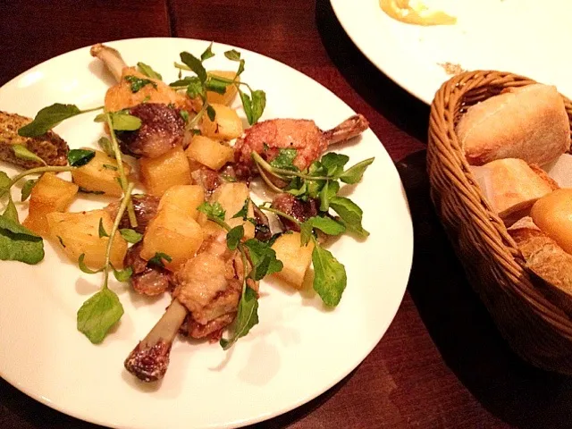 鶏手羽元と砂肝のコンフィ @カフェ エメ・ヴィベール|こはるさん