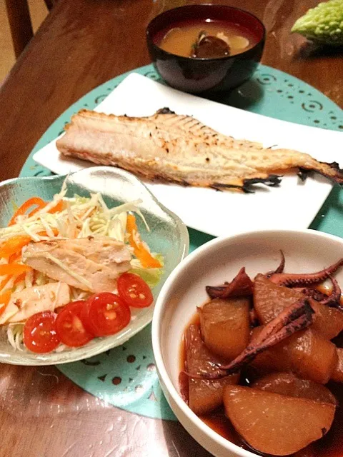 本日の夜ご飯。赤魚の粕漬け焼き、いかと大根の照り煮、あさりの味噌汁、チキンサラダ。   #うちごはん|竹やぶ子さん