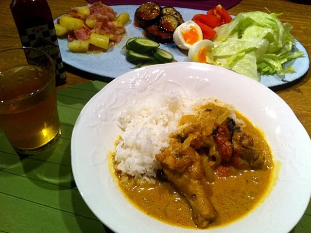 Snapdishの料理写真:鶏のココナッツカレー  サラダ   ジャーマンポテト   なすのトマト梅ポン酢   キュウリ|高田恵子さん