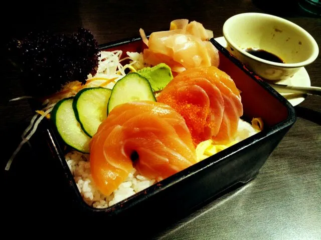 Snapdishの料理写真:Salmon sashimi don|genさん