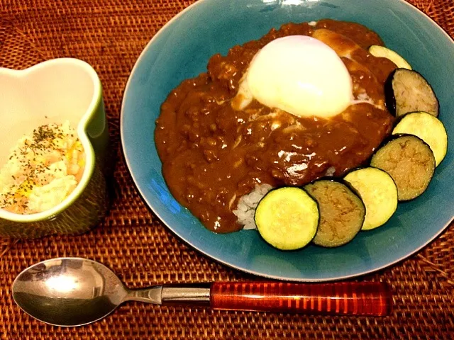 挽き肉カレー 揚げナスとズッキーニ添え|ばんびさん