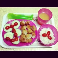 breaded fish fillets with rice,cucumber and tomato|Flora Dkさん