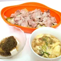 豚バラ肉と白菜きのこのレンジ蒸し、めかぶ豆腐、かき玉汁|nanaさん