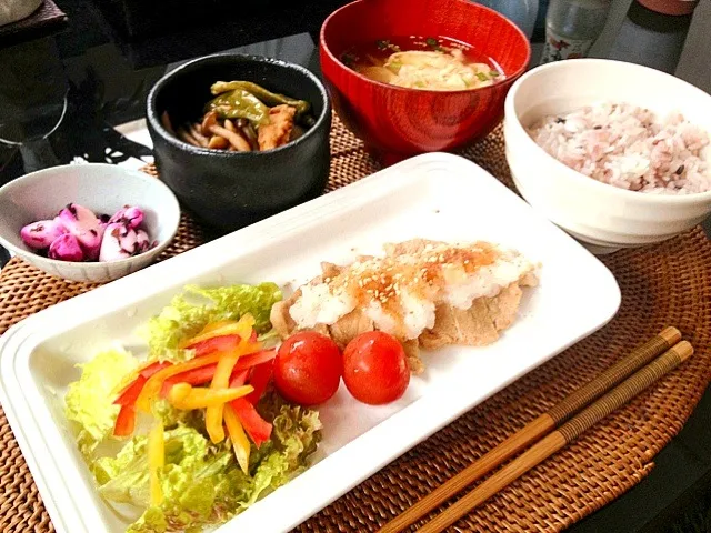 豚テキおろしぽん酢ソース&厚揚げとししとうとキノコの甘辛煮定食🍴|Nonさん