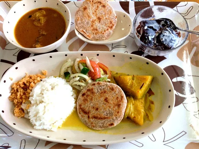 ロティ(スリランカのココナッツパン)とカレーたち|akikoさん