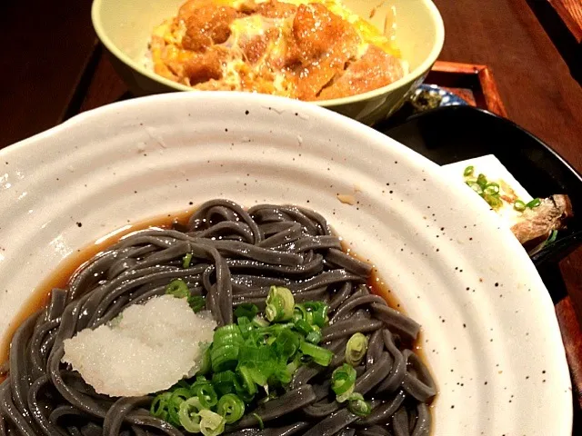 ボリュームたっぷり日替り定食☆くろうどん&カツ丼|青い雫さん