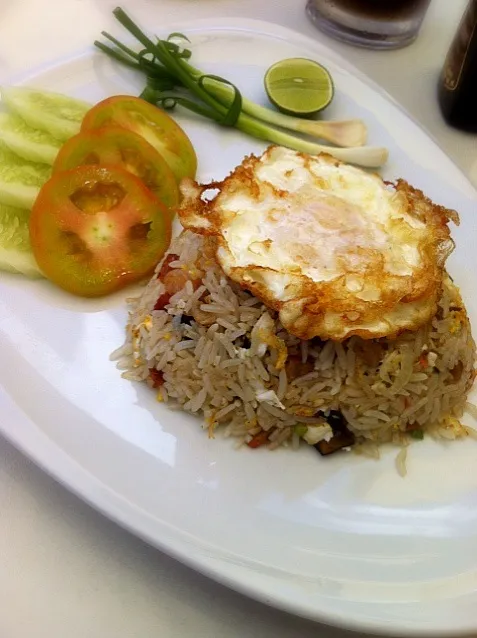 お昼ご飯、ガバオいただきました。ホテルのタイ料理は洗練された味わい。|abe yoshiroさん