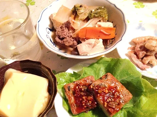 糖質制限食の晩ご飯     肉どうふ   チヂミ   鶏皮とせせりの塩コショウ焼き   卵豆腐   糖質オフの酎ハイ|mari miyabeさん