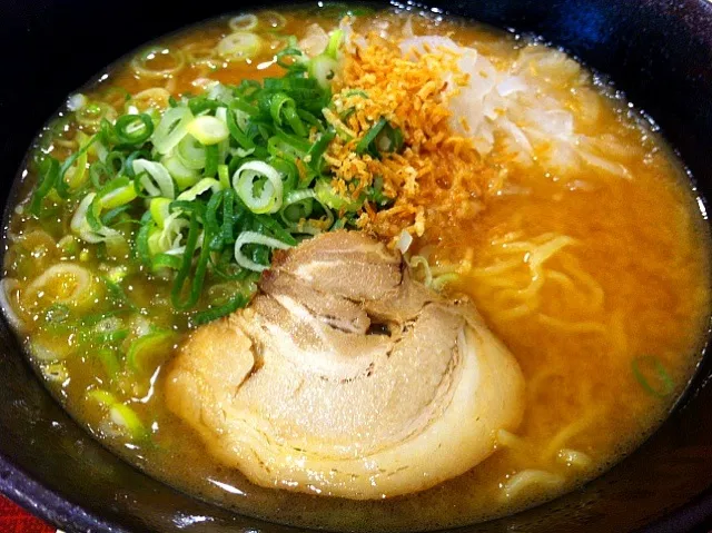 〆に淡路玉ねぎラーメン味噌味。やっぱ醤油やなw|たけうちさん