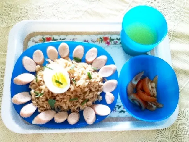 Snapdishの料理写真:Noodles with chicken sausages|Flora Dkさん