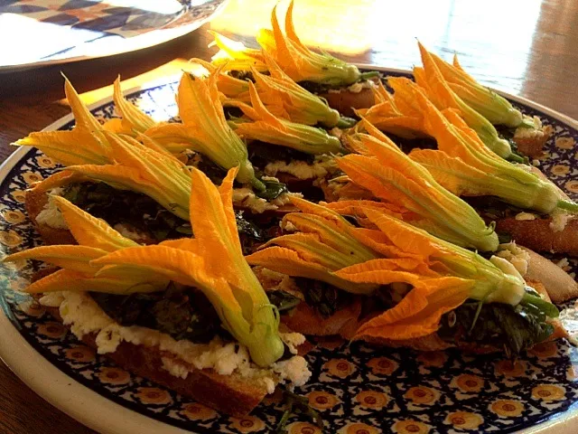 squash blossom crostini platter|Matthew Cashenさん