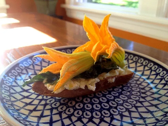 squash blossom crostini|Matthew Cashenさん