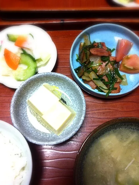 焼き豚とニラ炒め・たまご豆腐・浅漬け・味噌汁(南瓜 玉ねぎ えのき オクラ 白ネギ)|reiさん