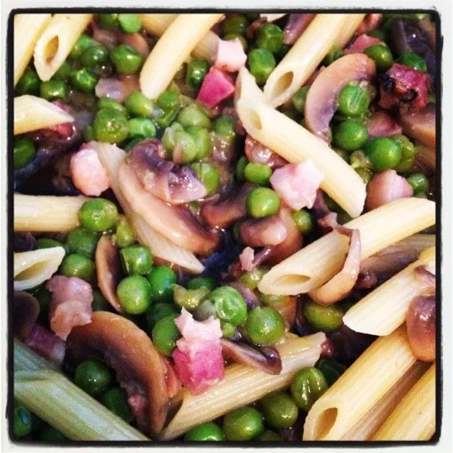 Snapdishの料理写真:Penne tossed with mushrooms, onions, peas, and pancetta|Jenn Bussellさん